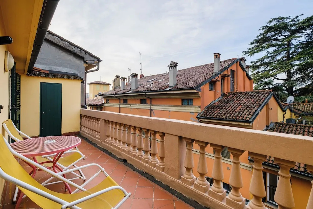 Vista sulle torri di Bologna by Wonderful Italy