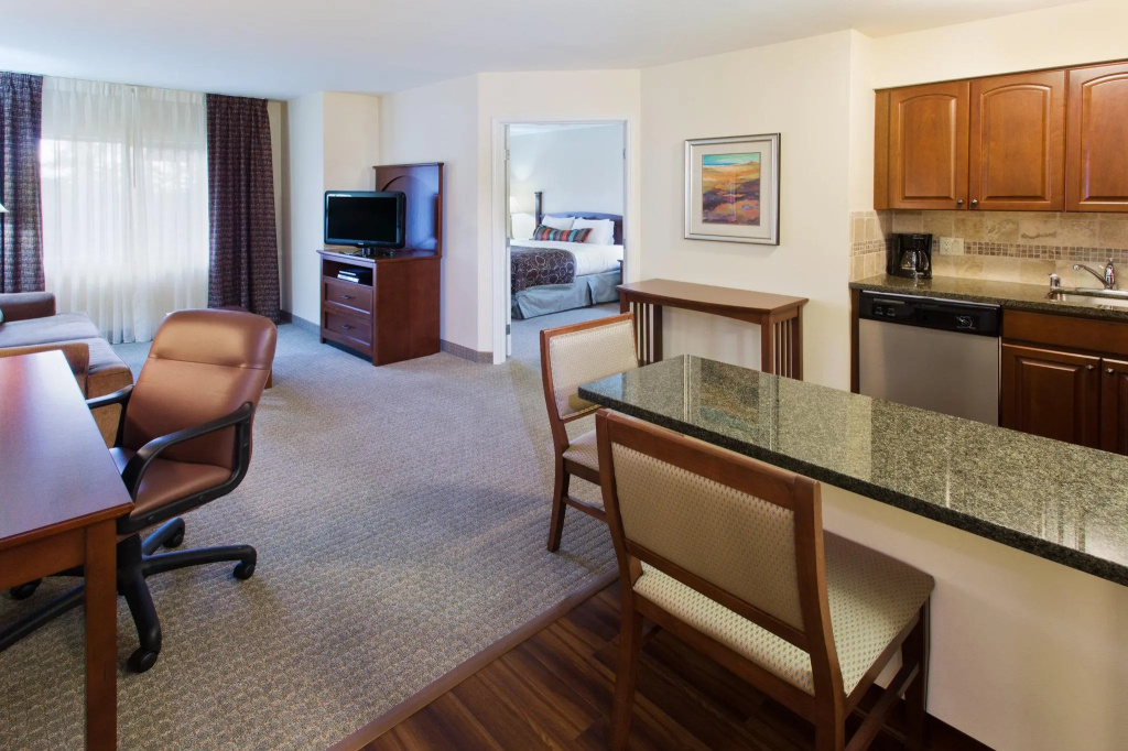 Staybridge Suites Everett-Paine Field by IHG - Chambres