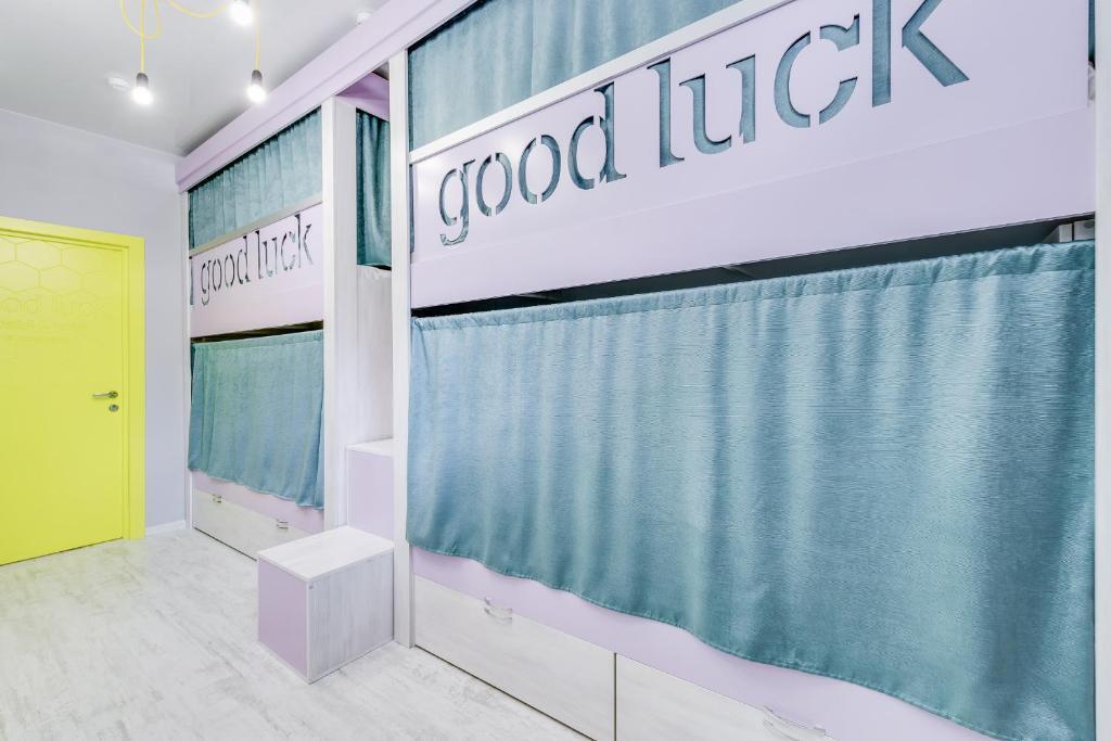 Кровать в общем номере (мужской номер) в Good luck