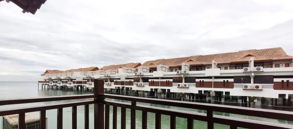 Alpine Lxpd Water Chalet