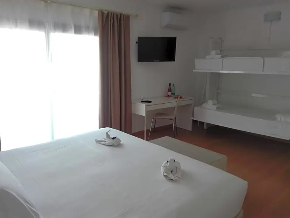 Standard room with balcony and with partial sea view