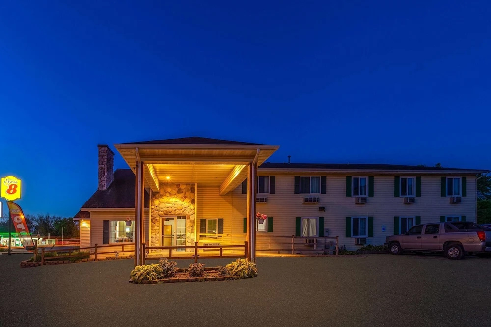 Super 8 By Wyndham Berlin Wi