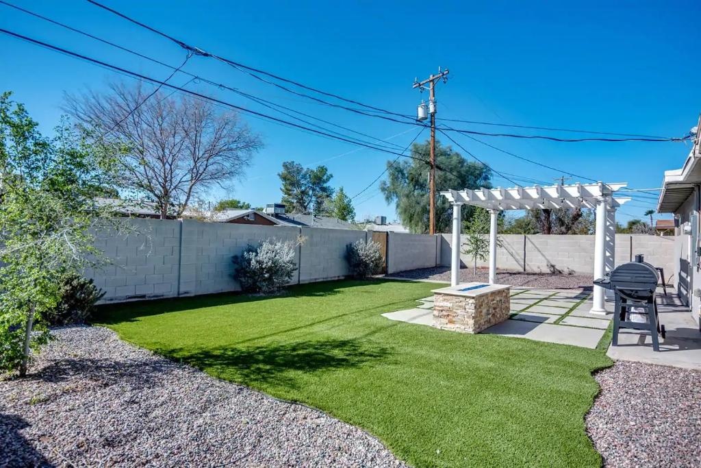 LOCATION LOCATION- 5 Bedroom SMART HOME - Firepit/Garage
