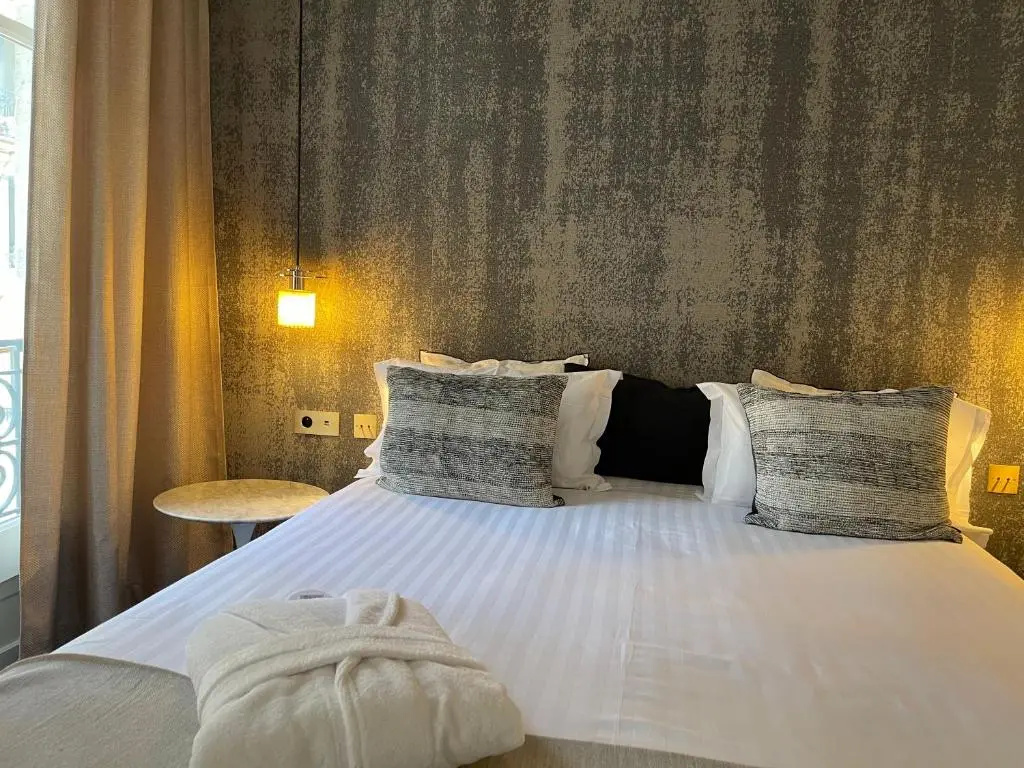 Deluxe Double room with city view (full double bed)