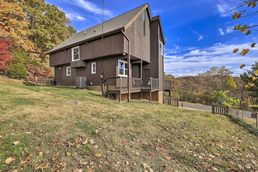 Deck & Mtn Views: 'fain Chalet' in Kingsport