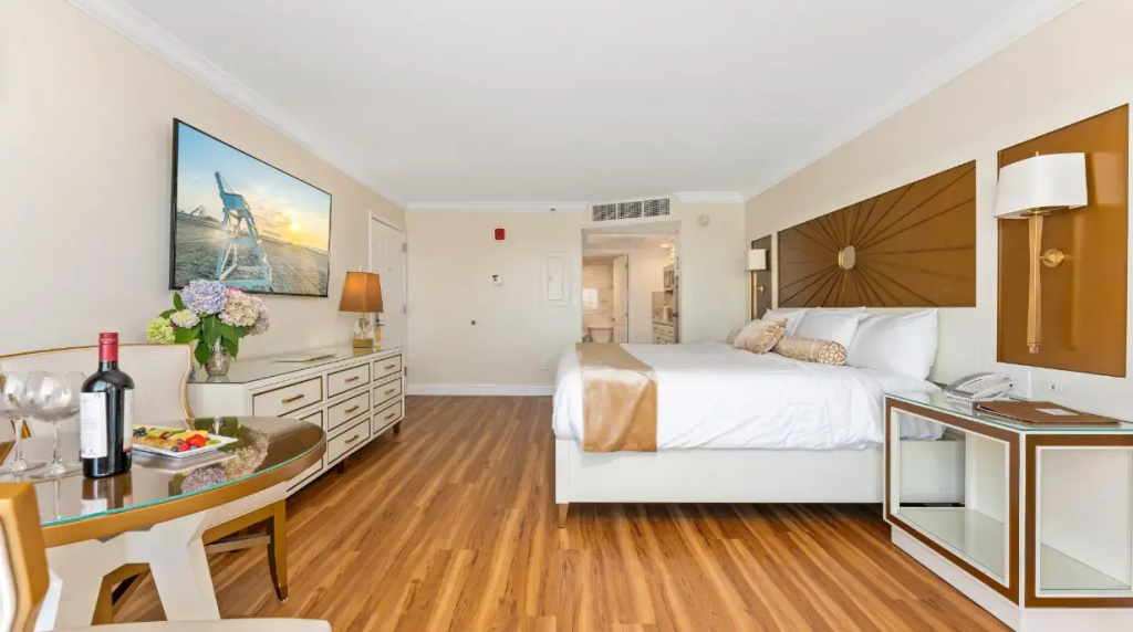 Deluxe room with partial ocean view