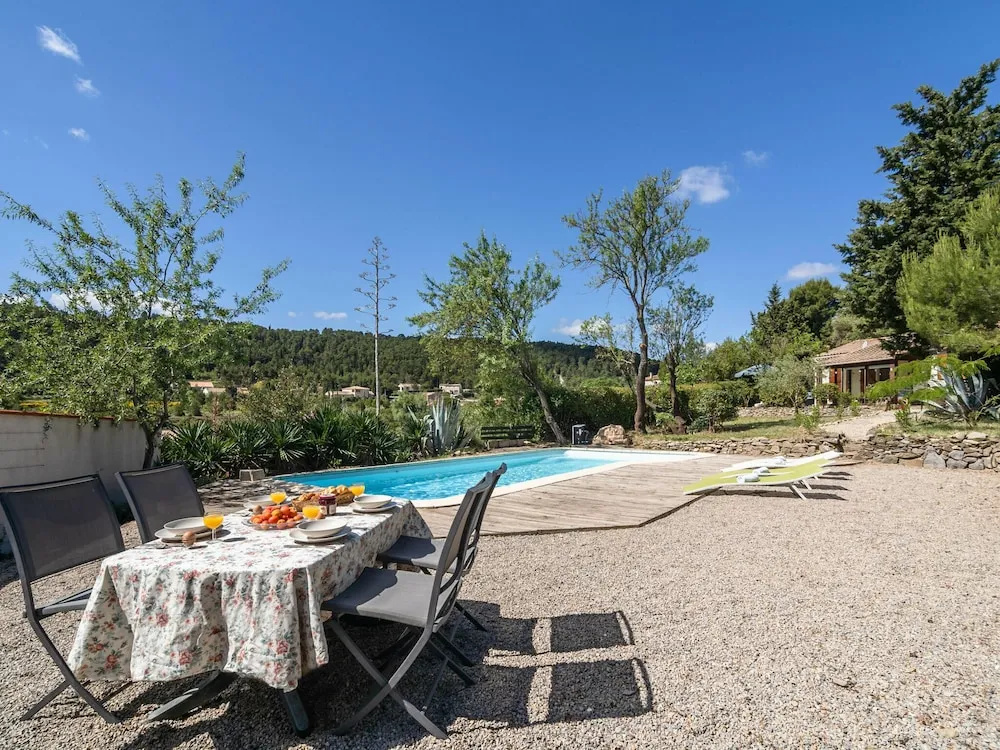 Huge Villa in Montbrun-des-corbières With Swimming Pool