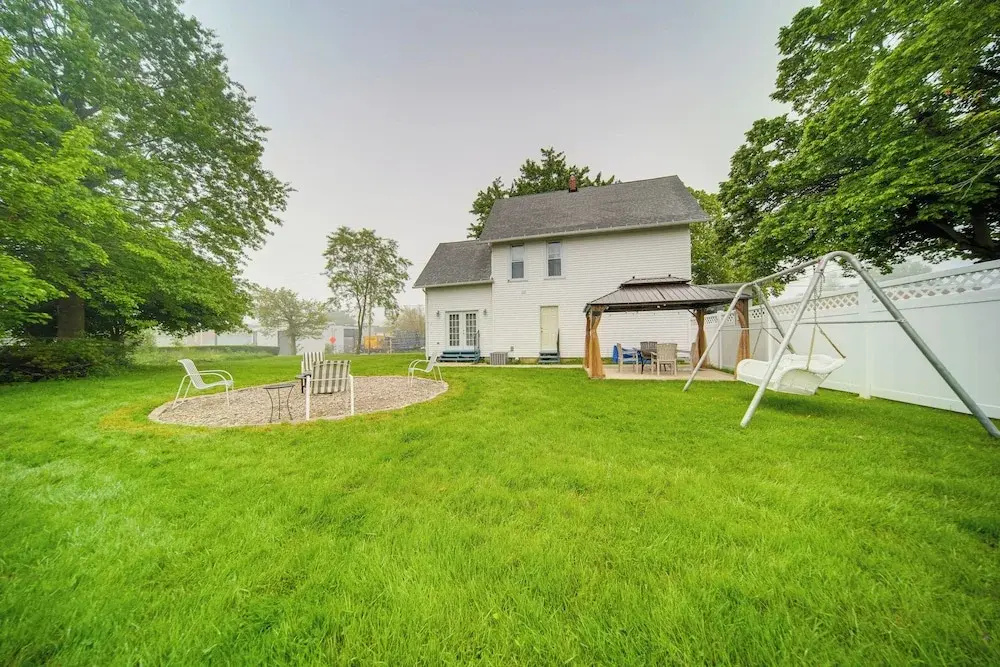 1 Block to Bridge Street: Lake Erie Vacation Home!