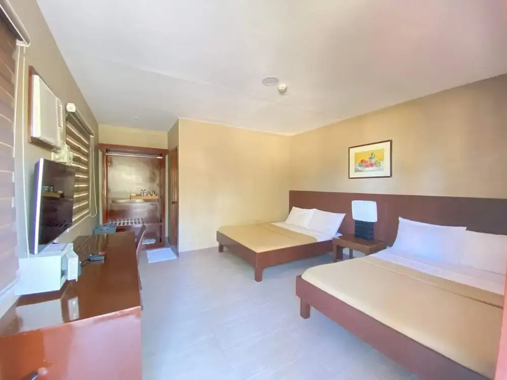 Deluxe Quadruple room with partial sea view