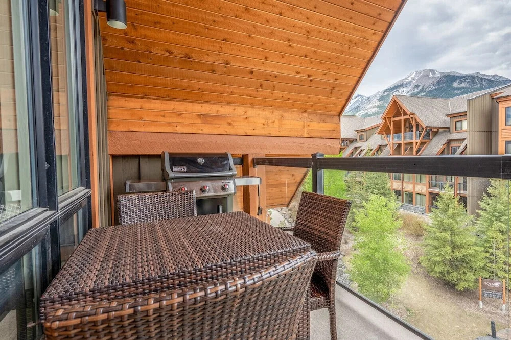 Luxury 3-Br Penthouse | INDOOR Pool & Hot Tub | Pool Table | 2 Decks + Mtn Views - фото 19