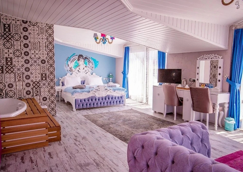 Grand Double Suite with lake view full double bed