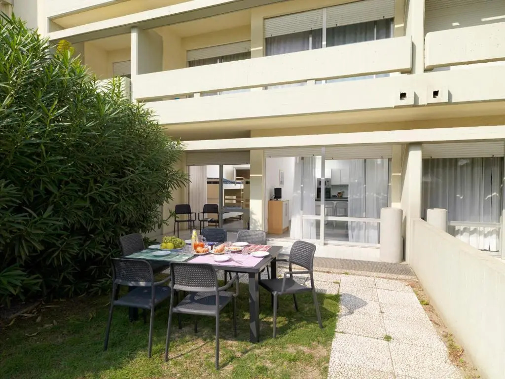 2 Bedrooms Basement Apartment with pool view