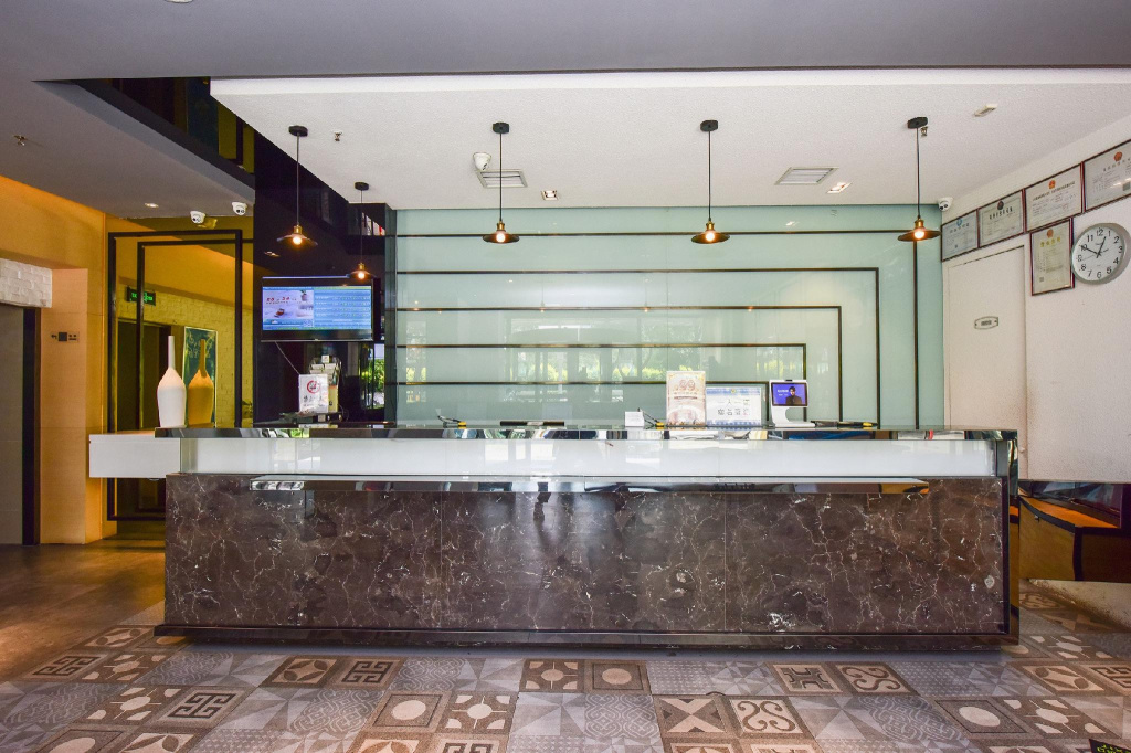 Lobby & Reception