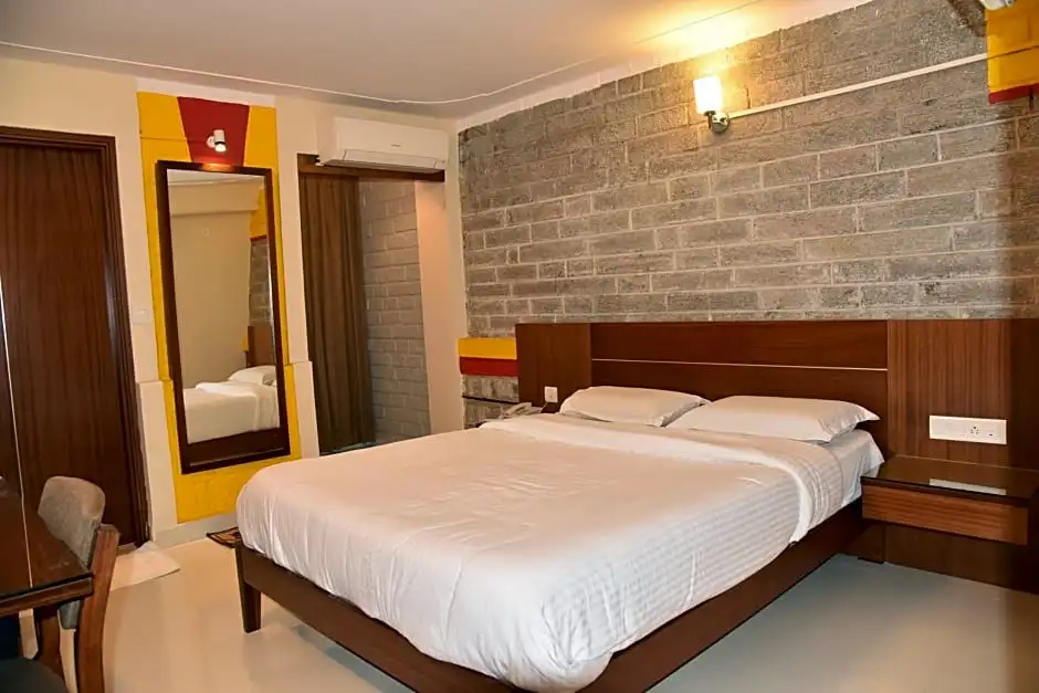 Deluxe Double room (full double bed)