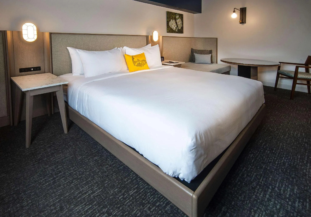 Deluxe Double room with harbour view (full double bed)