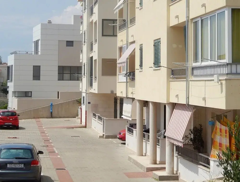 Alica - Free Parking - A