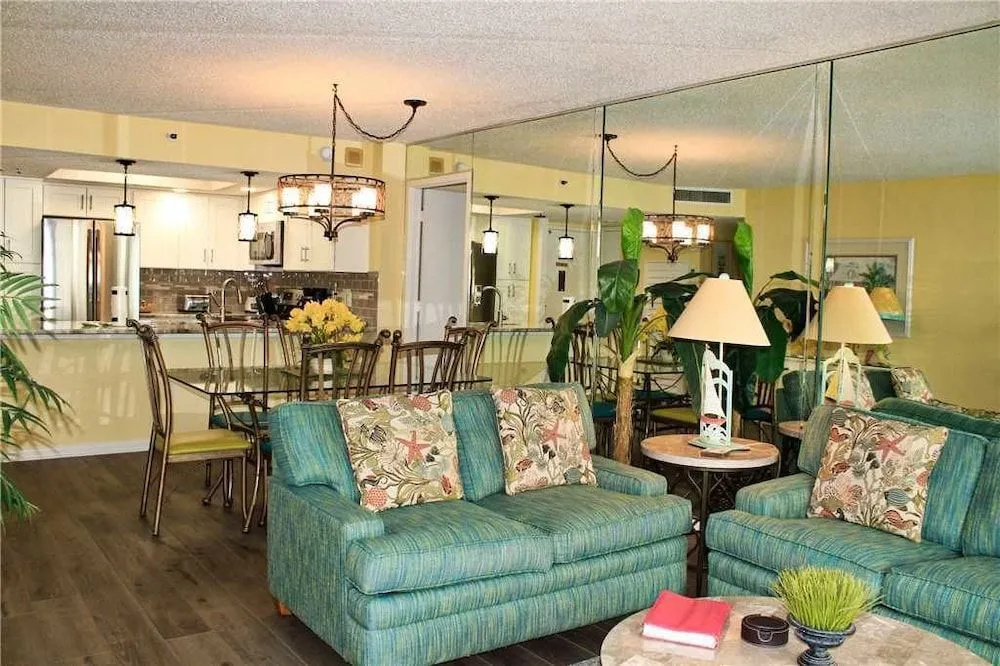 So Hampton 601 by RedAwning