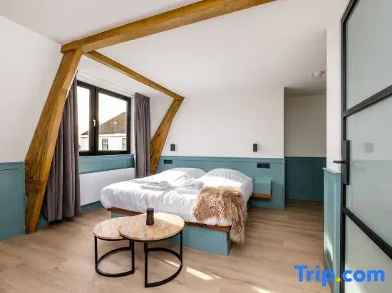 Deluxe Double room with harbour view (full double bed)