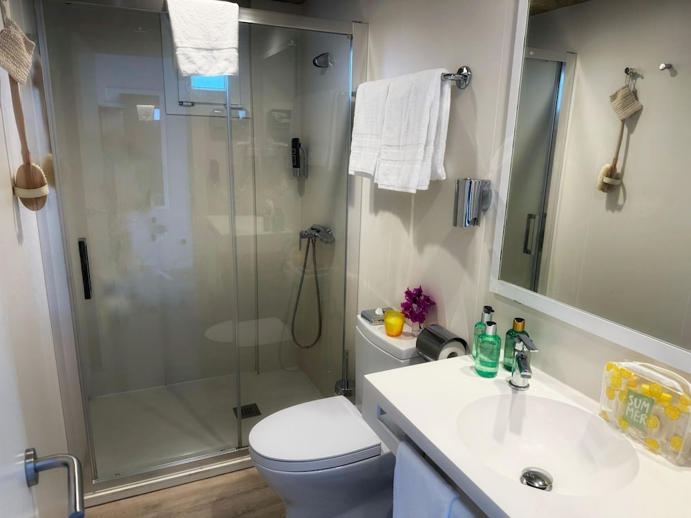 Standard Double room with balcony and with partial sea view (full double bed)