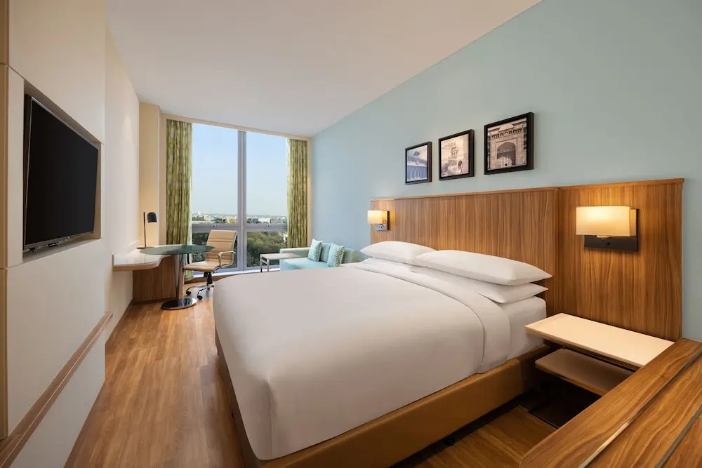 Deluxe Double room with city view (full double bed)