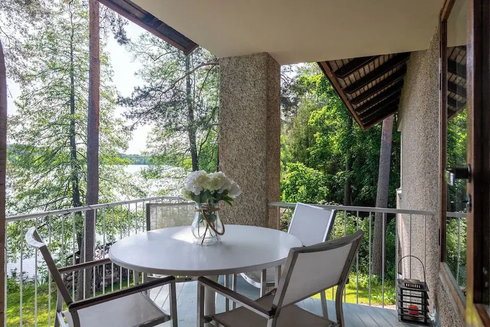 Lakefront House with 5 BR and Sauna