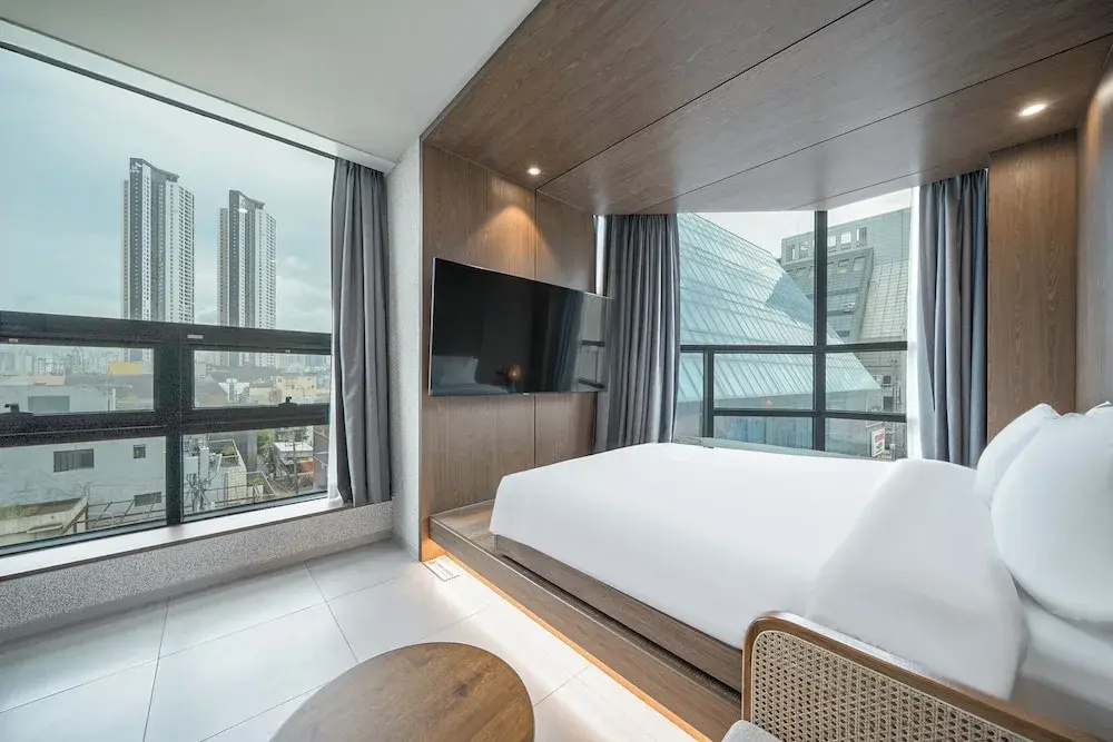 Standard Double room with city view (full double bed)