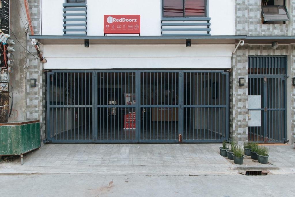 RedDoorz near Christ the King Medical Center