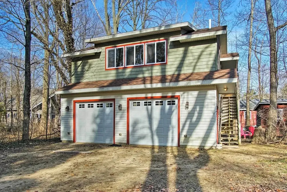 Harbert Cottage w/ Fire Pit: Half Mile to Beach!