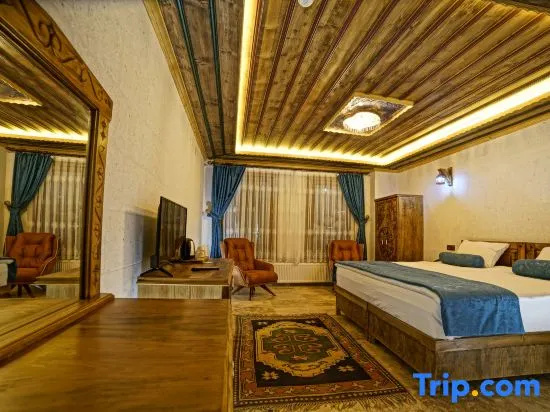 Deluxe Suite with mountain view