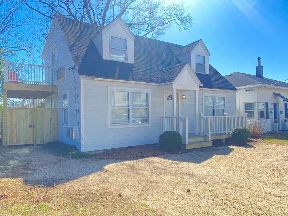 Upstairs 1Br Beach Apartment in the Heart of the Vibe District 5 Minute Stroll to Beach 1480