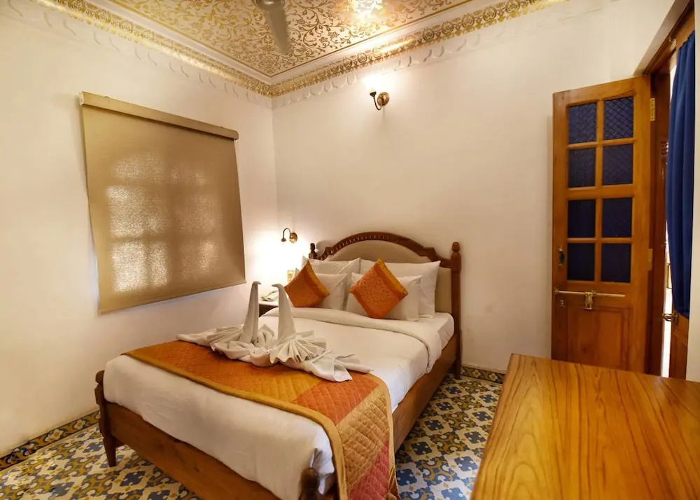 Deluxe Double room (full double bed)