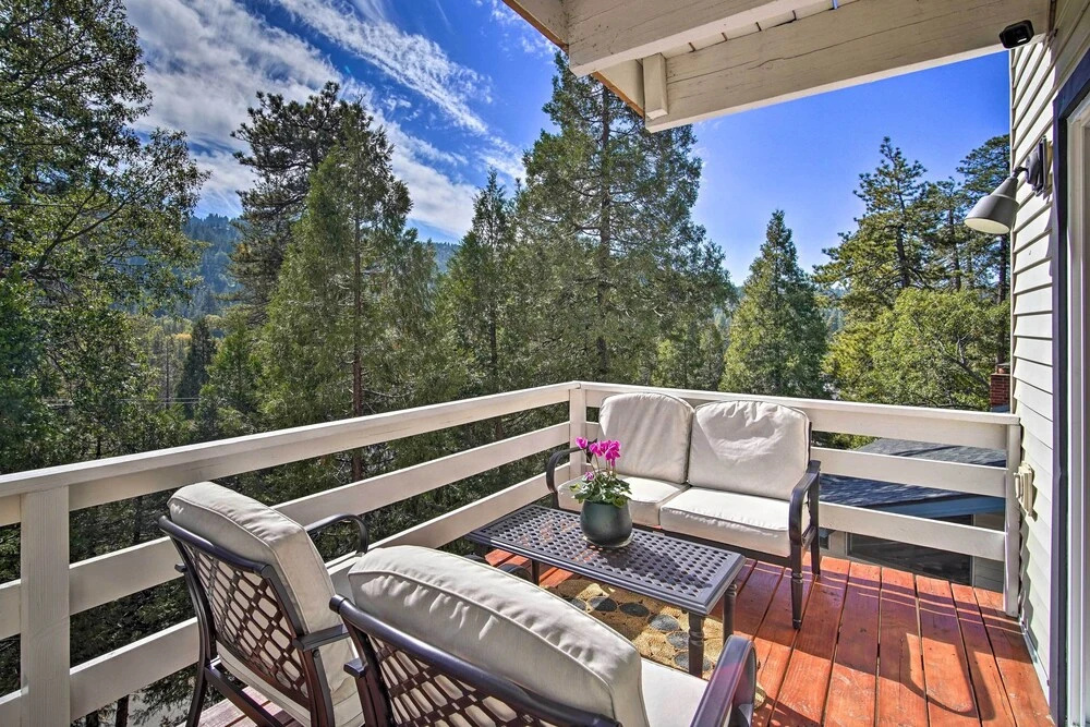 Picturesque Cabin: 2 Balconies, Walk to Lake!