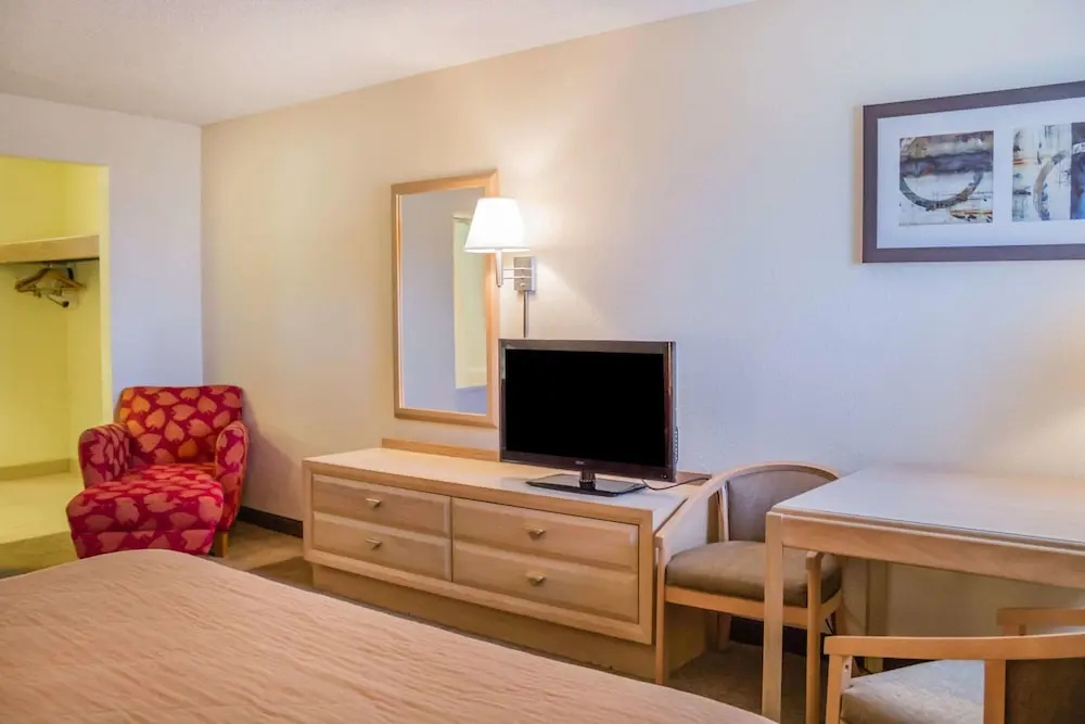 Standard Double room with lake view (full double bed)