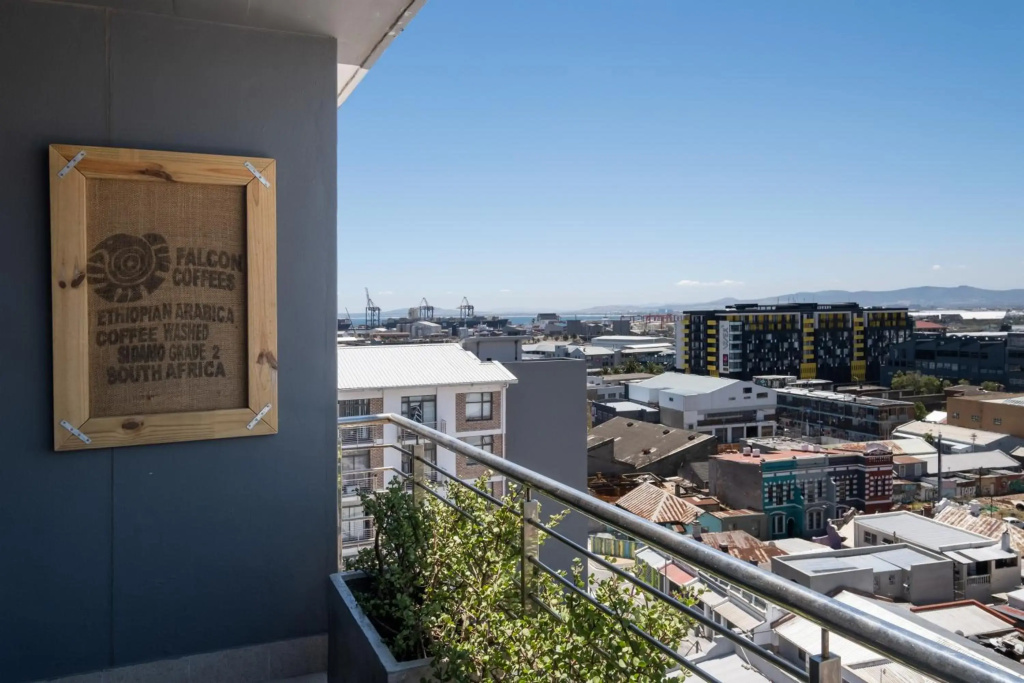 Modern Two Bedroom Unit, Mountain & Harbour Views