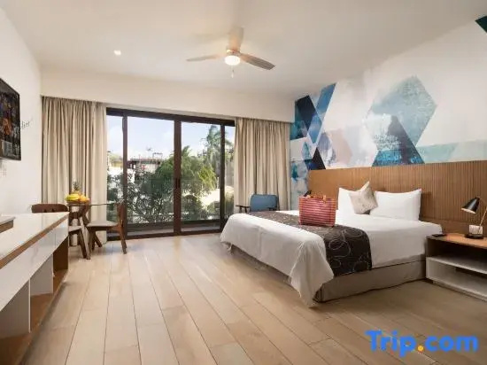 Deluxe room with street view