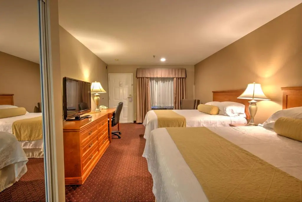 Burbank Inn and Suites — фото