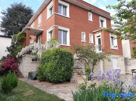 Family studio with AC, parking, terrace 600m RER B, direct to ND of Paris