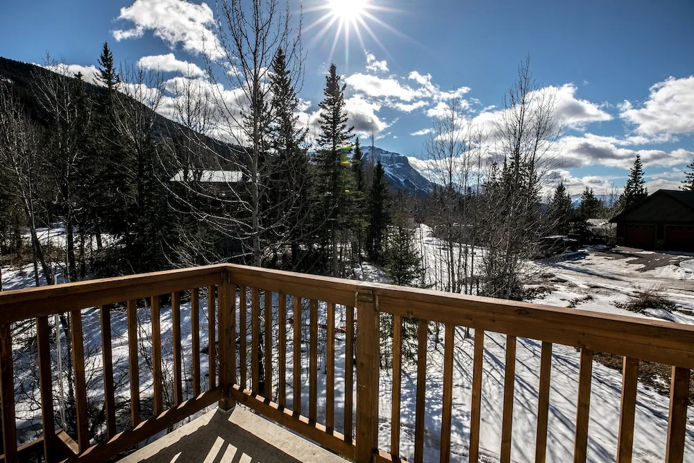 Dream 4-Br 4-Ba Chalet | Private Hot Tub | 2 min to Jasper National Park Gates