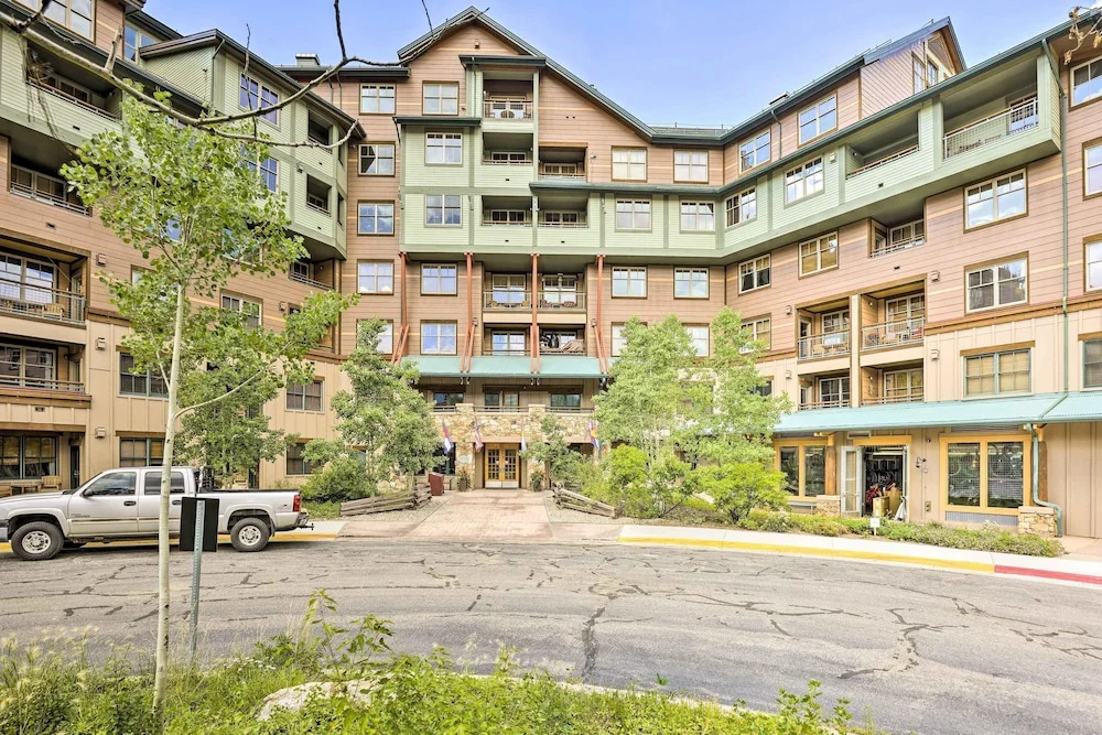 Winter Park Condo w/ Mountain Views + Hot Tub