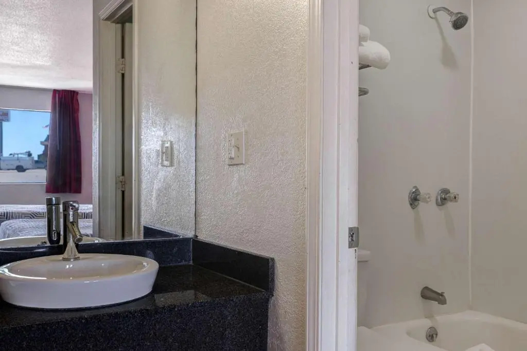 Deluxe Double room (full double bed)