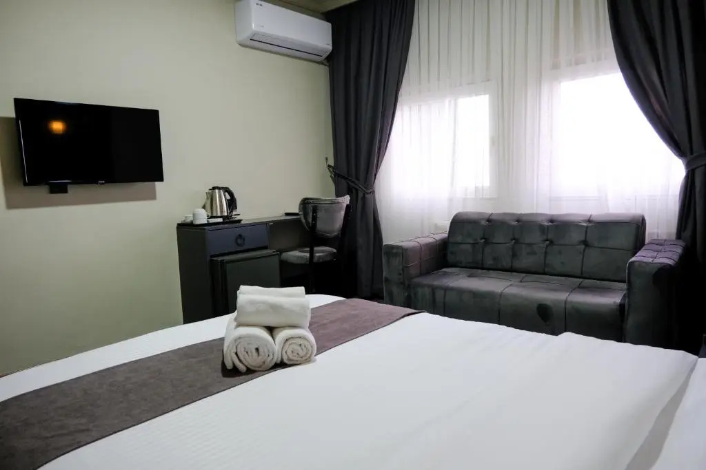 Deluxe Double room (full double bed)