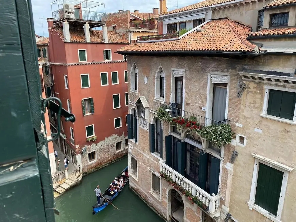 Deluxe Double room with canal view (full double bed)