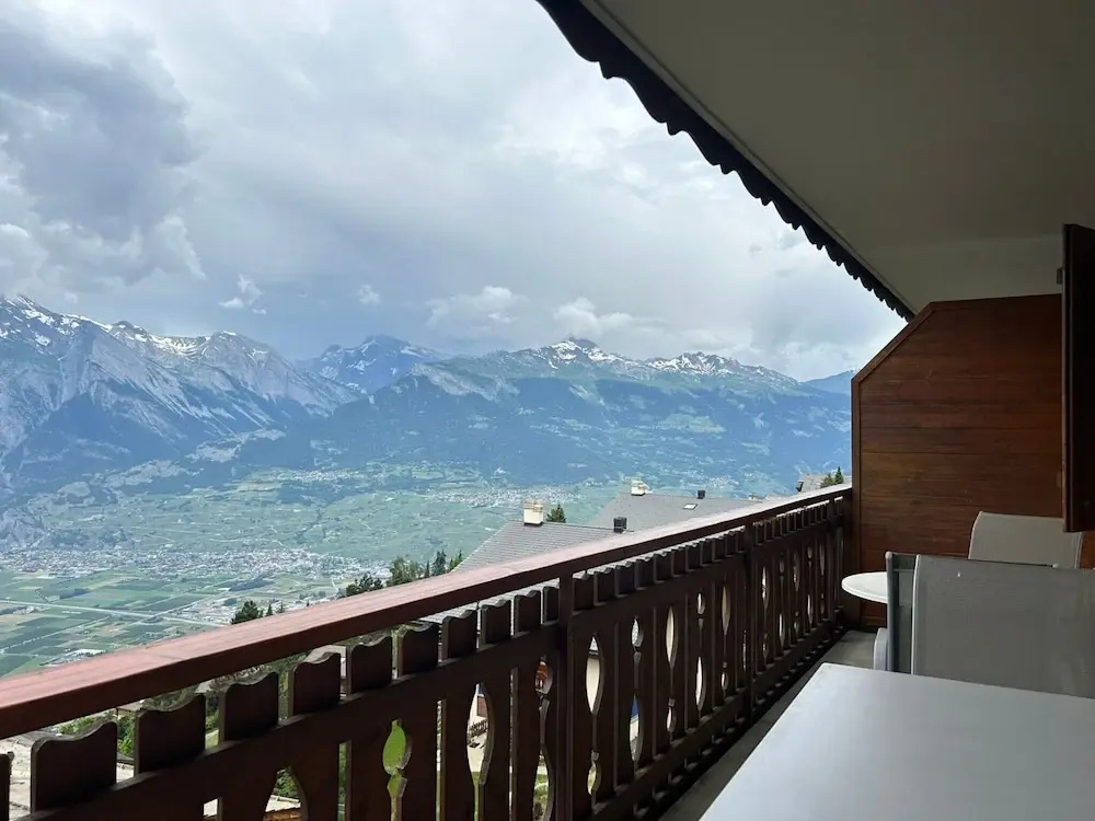 Apartment With Stunning Mountain View