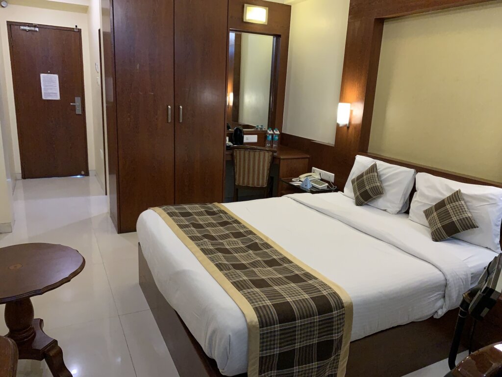 Super Townhouse OAK Hotel Shubhangan Near Juhu Beach by null