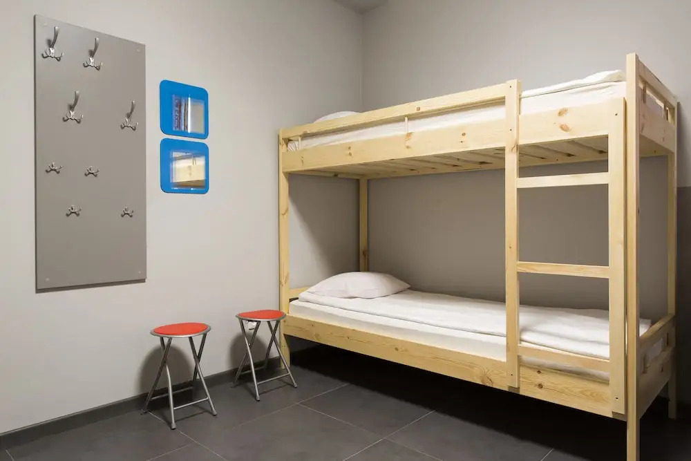 Кровать в общем номере в Hostel Siennicka