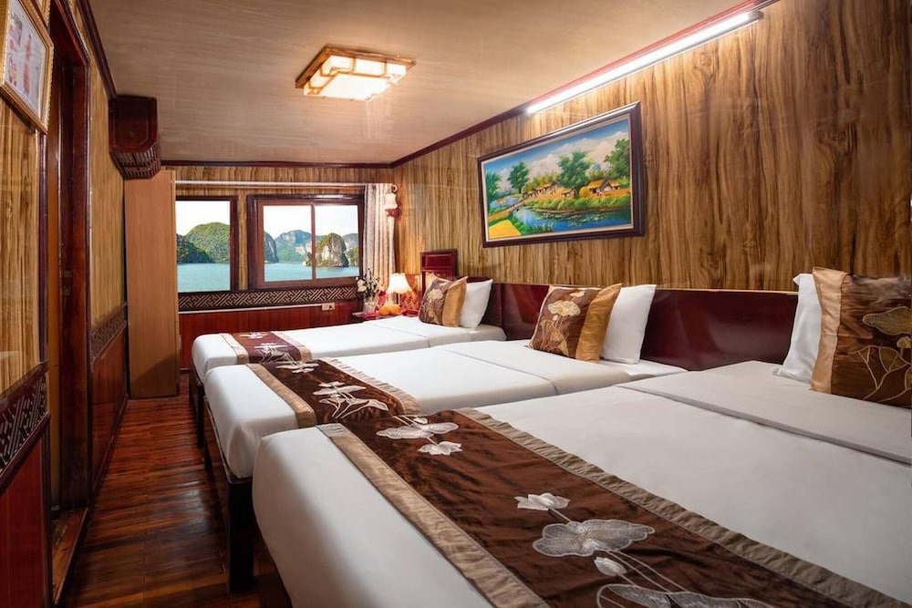 Halong Bay Cruise For Backpackers in Ha Long