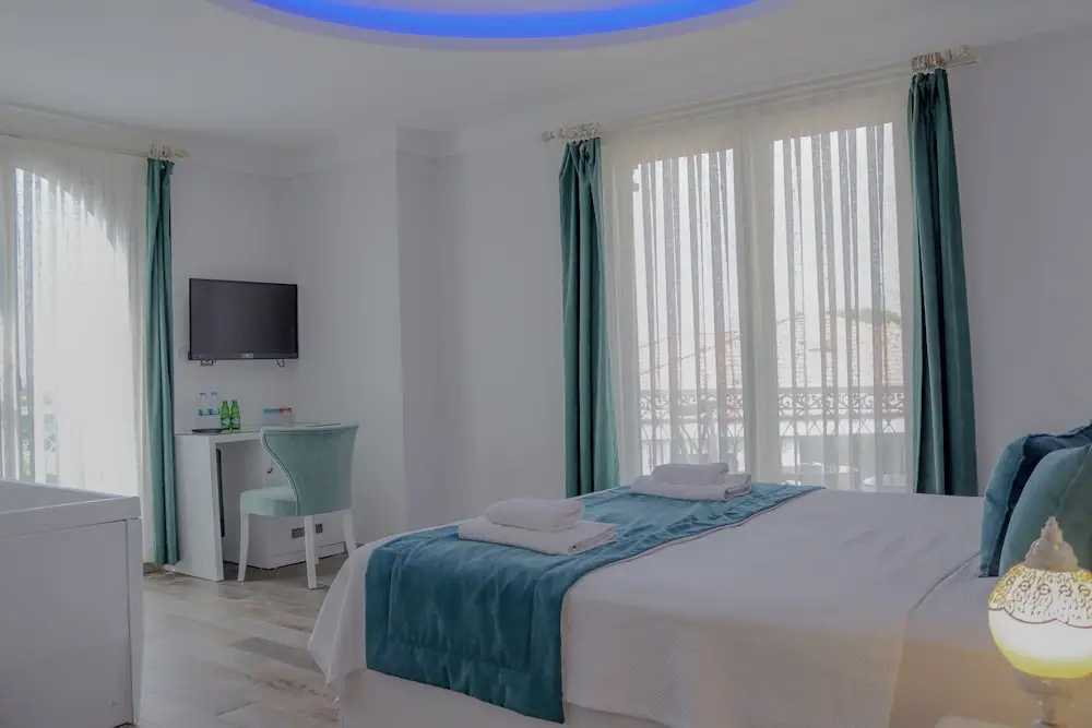Executive Double Suite with partial sea view (full double bed)