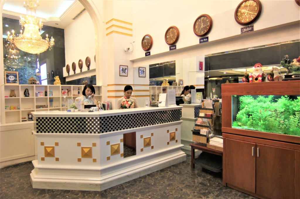 Happyland Hotel - Général