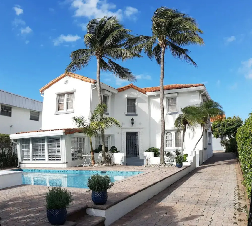 1926 Mediterranean Home With Heated Pool Sleeps 12