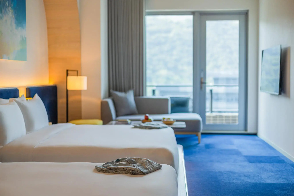 Executive Quadruple Club room with mountain view
